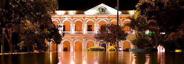 Cabildo - Assunção - Paraguai Cabildo - Assunção - Paraguai - O Cabildo de Assunção, construído em 1844, já foi sede do governo e do Congresso Nacional do país.
