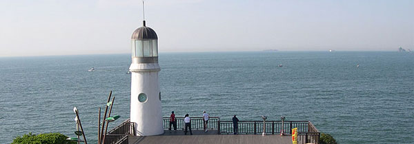 Farol na ilha Dongbaek, em Busan. Farol na ilha Dongbaek, em Busan, na Coreia do Sul - Principal porto da Coreia do Sul.