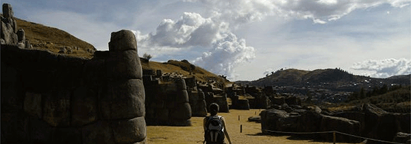 Fortaleza de Sacsayhuamán Fortaleza de Sacsayhuamán - Turista passeia pela fortaleza de Sacsayhuamán, construída pela civilização inca, em Cusco.