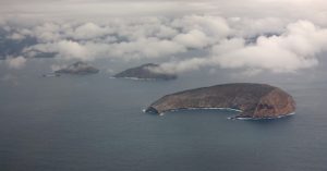 Galápagos - Isla Ballena - Equador Galápagos - Isla Ballena - Equador - Vista aérea da Isla Ballena, um dos cenários naturais encontrados em Isabella, a maior de todas as ilhas de Galápagos.