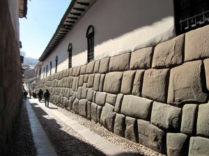 Hatunrumiyoc - Cusco Hatunrumiyoc - Cusco - A rua mais popular de Cusco, declarada Patrimônio Cultural da Humanidade pela Unesco, é a Hatunrumiyoc, onde está o Palácio Arzobispal (atual Museu de Arte Religiosa).