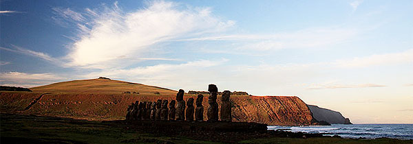 Ilha de Páscoa - Moais Um dos cartões postais mais famosos de Páscoa, o ahu Tongariki tem uma sequência de 15 moais sobre a maior plataforma funerária de Rapa Nui