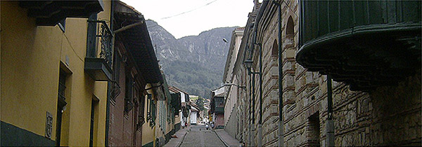 Ladeira da Candelária - Bogotá - Colômbia Ladeira da Candelária - Bogotá - Colômbia: Paisagem diversificada - Região que abriga museus e monumentos e tem clima universitário.