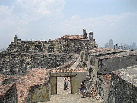 Muralha de Cartagena - Colômbia Muralha de Cartagena - Colômbia : Paisagem diversificada- As muralhas de Cartagena foram projetadas por um engenheiro italiano e erguidas, a partir do final do século 16, para protegerem a cidade dos constantes ataques piratas.
