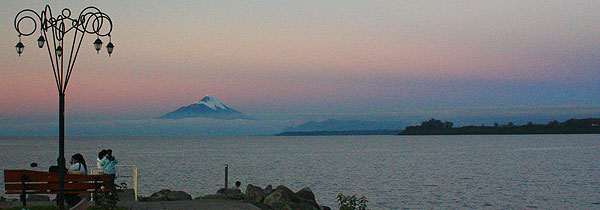 Vulcão Osorno - Região dos Lagos - Chile Casais apaixonados são capazes de fazer promessas de amor eterno quando o pôr do sol começa a pintar o imponente vulcão Osorno, na Região dos Lagos, no Chile
