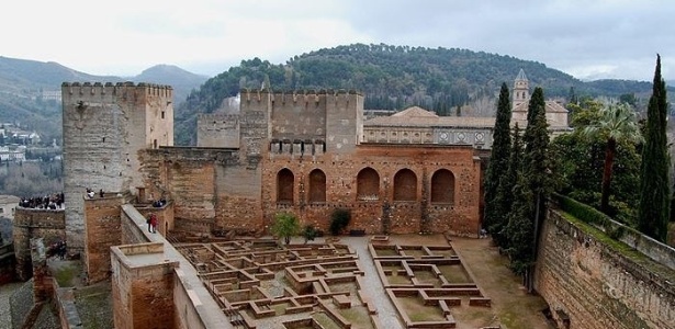 Ruínas da Praça de Armas de Alhambra - Granada - Espanha