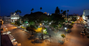 Plaza 9 de Julio - Salta - Argentina Em Salta, vá à arborizada Plaza 9 de Julio, praça principal e centro das atividades locais. À noite, a área ganha vida com os cafés e restaurantes lotados / Victor Ruiz Caballero/The New York Times