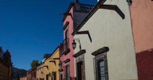 an Miguel de Allende - México A cidade de San Miguel de Allende, no México, tem ruelas históricas recheadas de casas coloridas. O México tem uma paisagem diversificada.