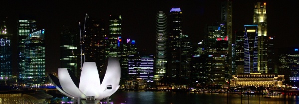 Skyline de Cingapura visto de uma das cápsulas da Singapore Flyer Skyline de Cingapura - Skyline de Cingapura visto de uma das cápsulas da Singapore Flyer. Cingapura na Ásia surpreende o viajante.