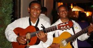 Trovadores Modernos em Santo Domingo Trovadores modernos percorrem a Zona Colonial em Santo Domingo - República Dominicana