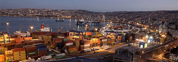 Valparaíso - Chile Vista da cidade portuária chilena de Valparaíso, rodeada por 45 cerros (morros)