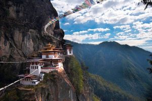 Mosteiro de Taktsang - Reino do Butão Mosteiro de Taktsang - Reino do Butão - Conhecido como Ninho do Tigre. Butão - 2.000 templos budistas.