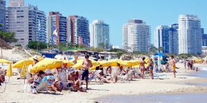 Playa Mansa - Punta del Este - Uruguai Playa Mansa - Punta del Este - Uruguai - A Mansa é a praia clássica de Punta del Este, rodeada pela espetacular costa e a icônica linha que desenha os edifícios luxuosos da Península.