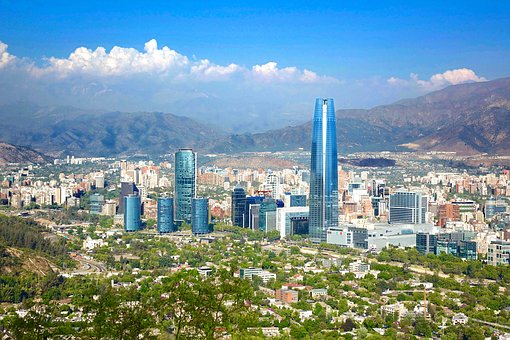 Santiago - Chile Os modernos edifícios espelhados que estão crescendo de número em Santiago, vistos do cerro San Cristóbal