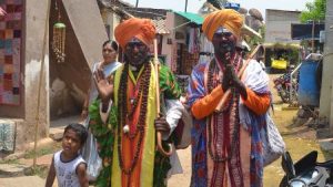Religiosos no centro de Hampi - Índia Religiosos no centro de Hampi - Índia