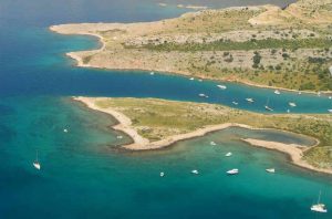 Krk - Praia e vegetação - Croácia Krk - Praia e vegetação - Croácia