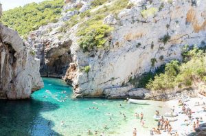 Vis - Praia Stiniva - Croácia Vis - Praia Stiniva - Croácia - Ilhas da Croácia - Conheça